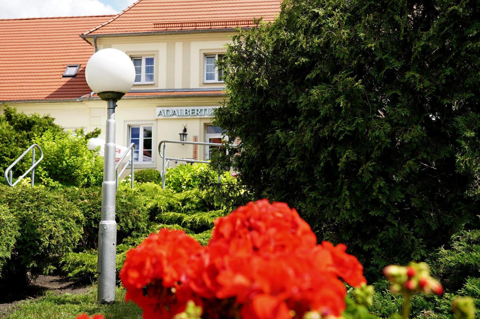 גניזנו Hotel Adalbertus מראה חיצוני תמונה